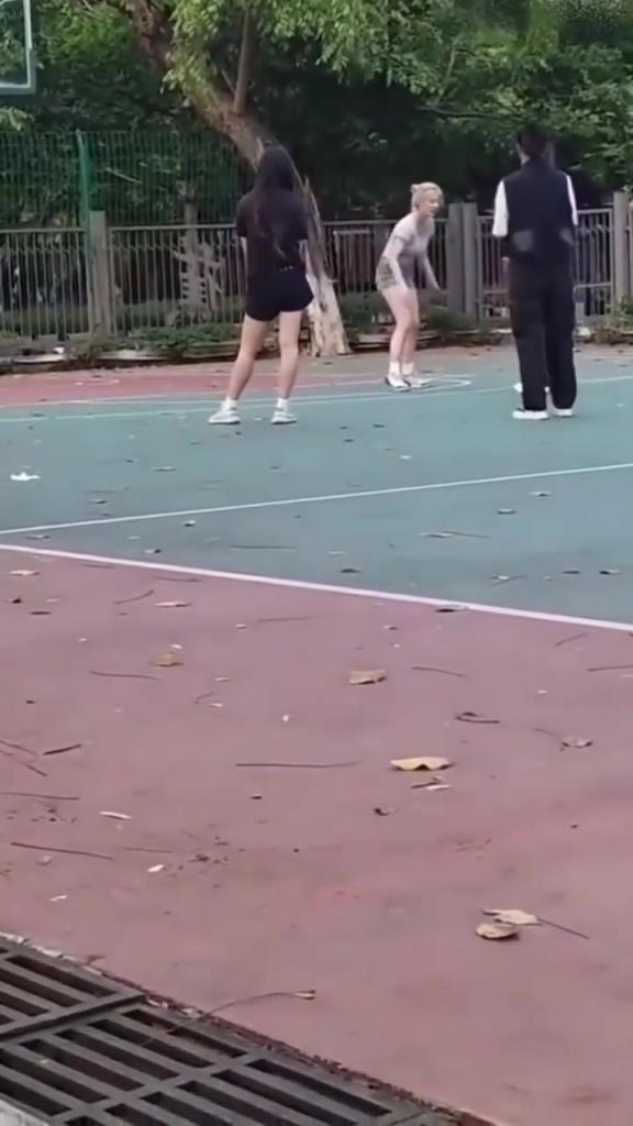 上來(lái)就背打女生的男人，真的活該沒(méi)有女朋友啊