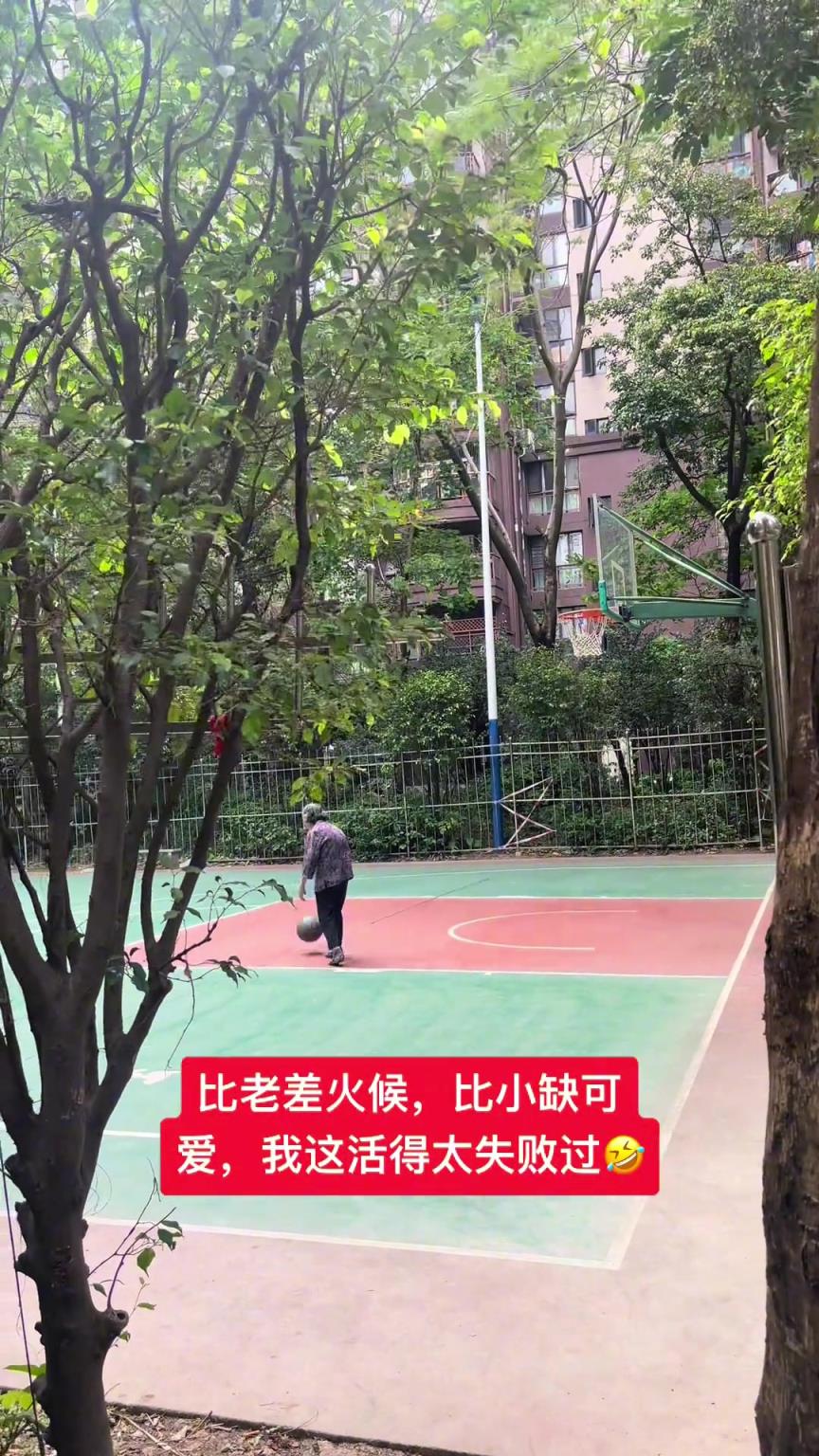 這阿婆單手一投一個準，姜還是老的辣