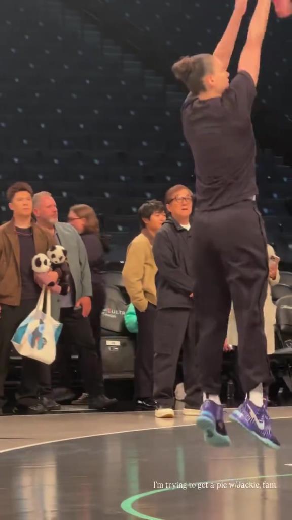 71歲成龍現(xiàn)身巴克萊中心看女籃比賽：她們投籃怎么那么準(zhǔn)！??！