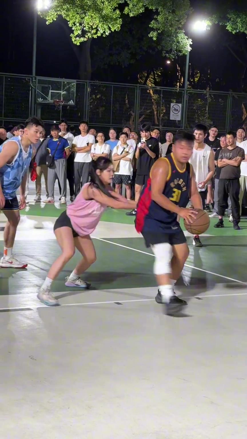 這哥們看見防自己的是女生，一個(gè)勁背打，球也不傳了